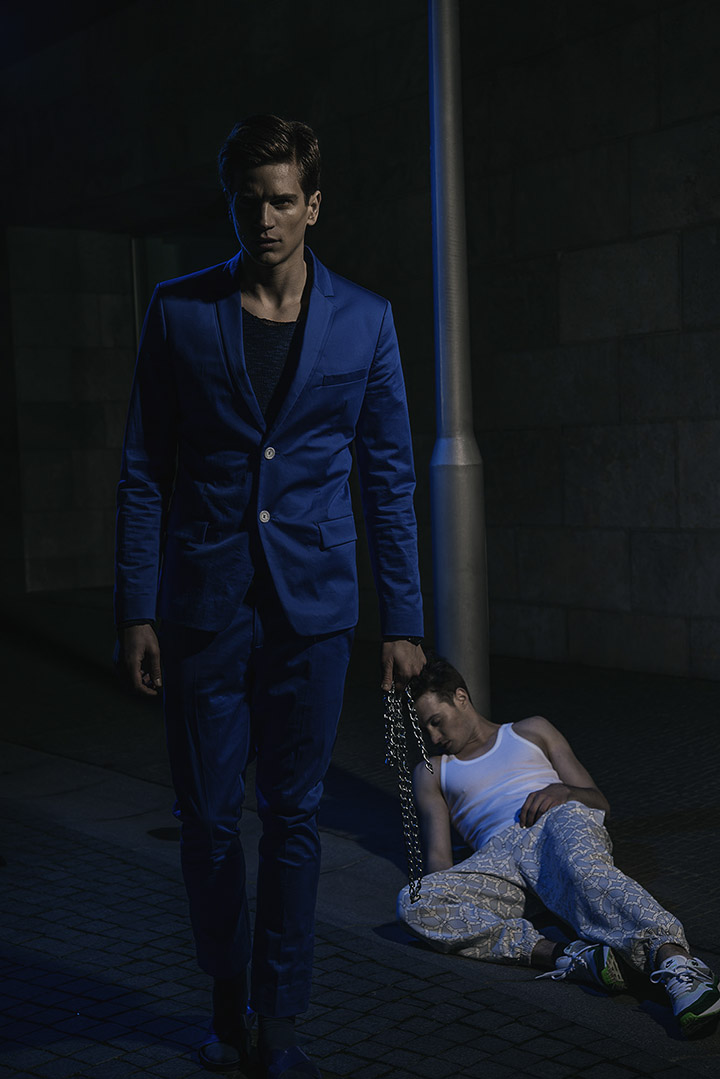 Steffen: Blazer : Michalsky / Sweatshirt : Junk the luxe / Trousers : Michalsky / Sandals : Vagabond / Socks : Tommy Hilfiger // Maik: Tanktop : Schiesser / Pants : Christopher Shannon / Sneakers : Nike