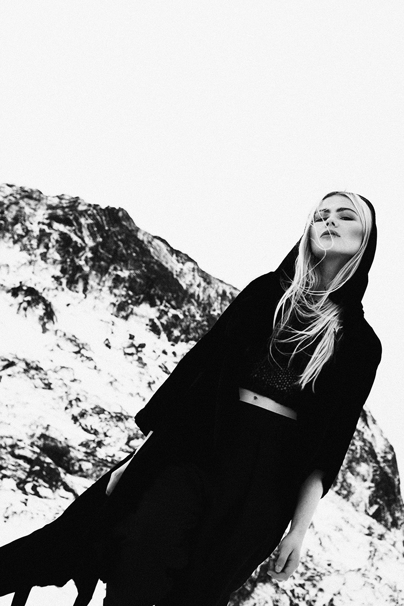 Cape: Kyrja, Top: Hildur Yeoman