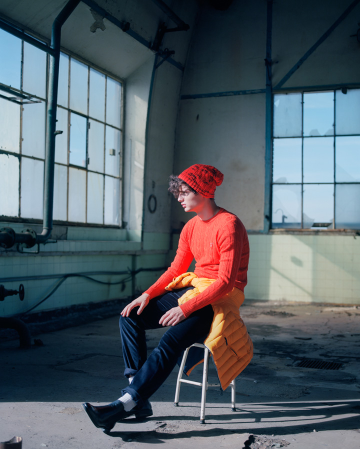 HAT: NAPAPIJRI / PULLOVER: GANT/  JACKET: GANT / TROUSERS: GANT / SHOES: VAGABOND