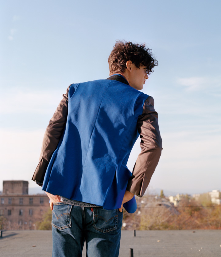 COAT: BENUS DÁNIEL / JEANS: LEVI’S /  SHIRT: RETROCK / SHOES: FILLING PIECES