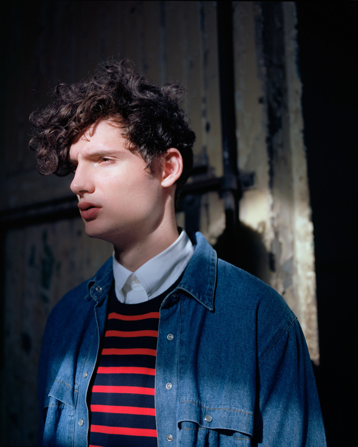 SHIRT: LEVI’S / PULLOVER: GANT / SHIRT: COS / TROUSERS: GANT / SHOES: VAGABOND