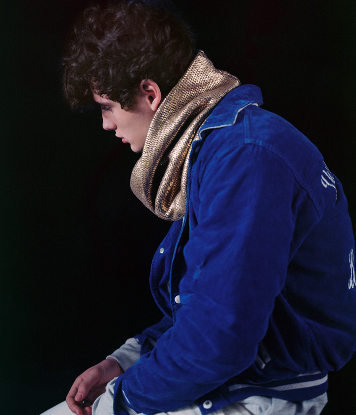 JACKET: RETROCK / PULLOVER: GANT / TROUSERS: GANT / SCARF: BENETTON