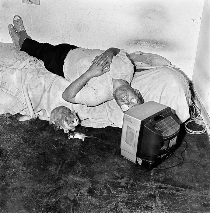 Roger-Ballen_Cat-and-Mouse-2001_mini