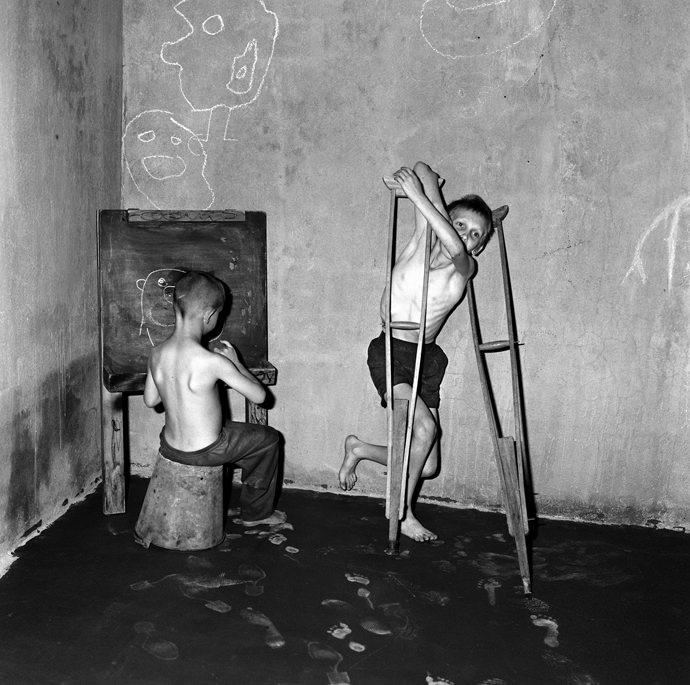 Roger-Ballen_Jeff-and-Frederik-2004_mini