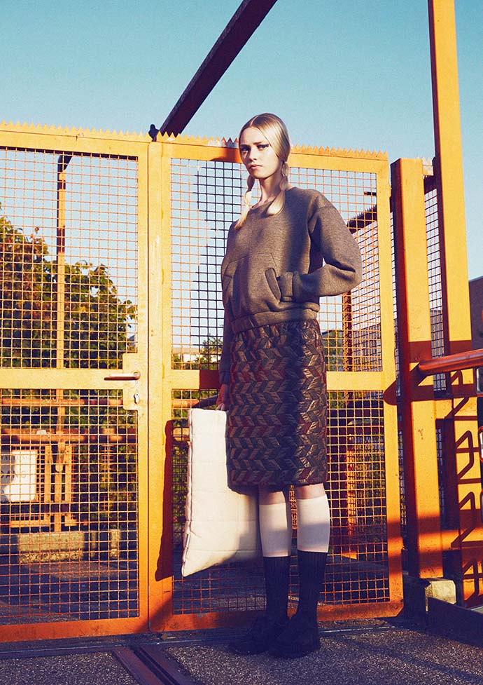 Neopren Pullover: Hien Le, Skirt: Bittenstetter, Socks: & other Stories, Bag: Sololaverdadessexy, Shoes: Kennel & Schmenger 