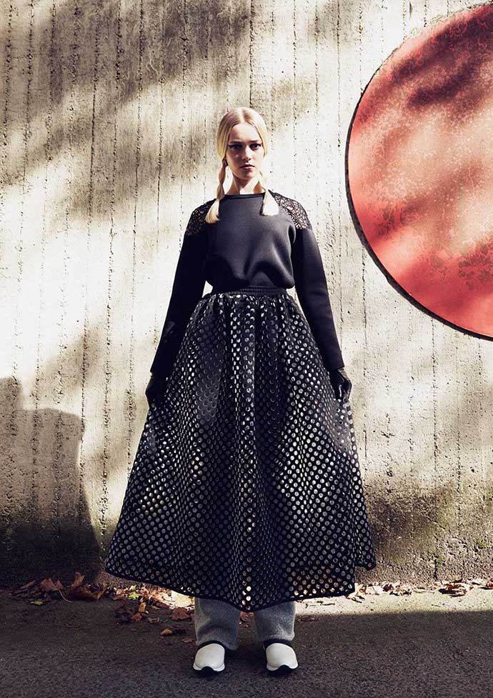 Neopren Sweatshirt: Tiger of Sweden, Skirt: Ethel Vaughn, Flare: Gina Tricot, Shoes: Reality Studio, Gloves Roeckl