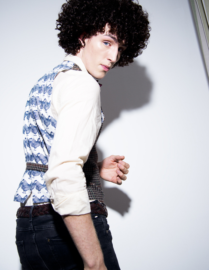 jacket and vest: Herr von Eden - bow tie: Herr von Eden - shirt: Hugo Boss - Jeans: Levi's