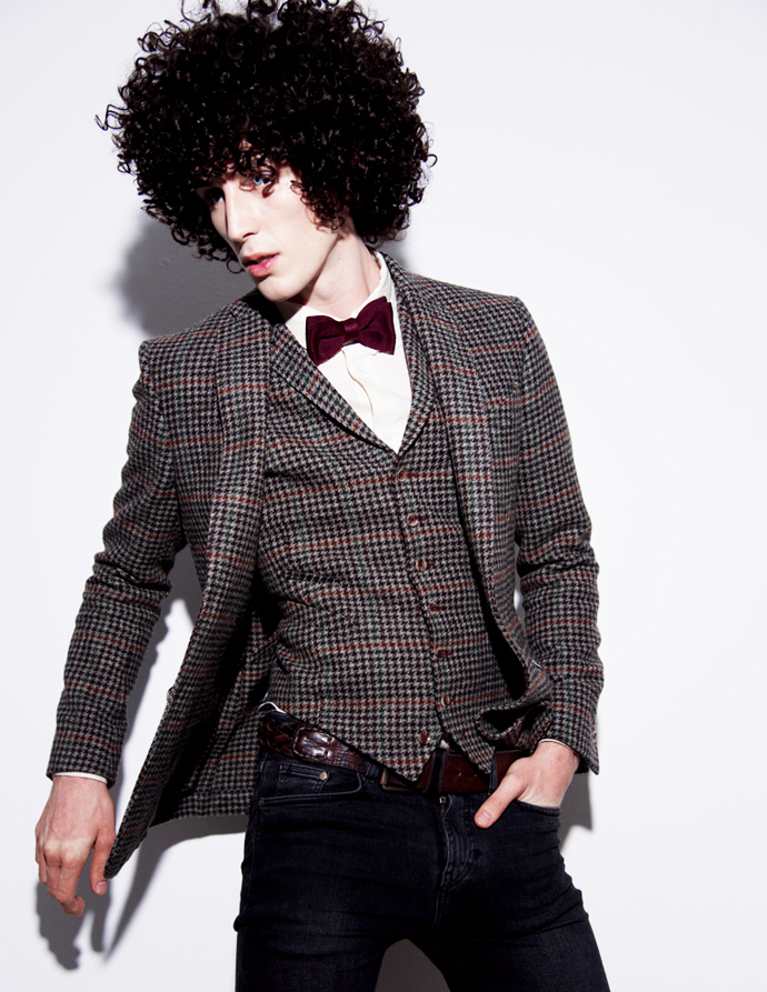 jacket and vest: Herr von Eden - bow tie: Herr von Eden - shirt: Hugo Boss - Jeans: Levi's