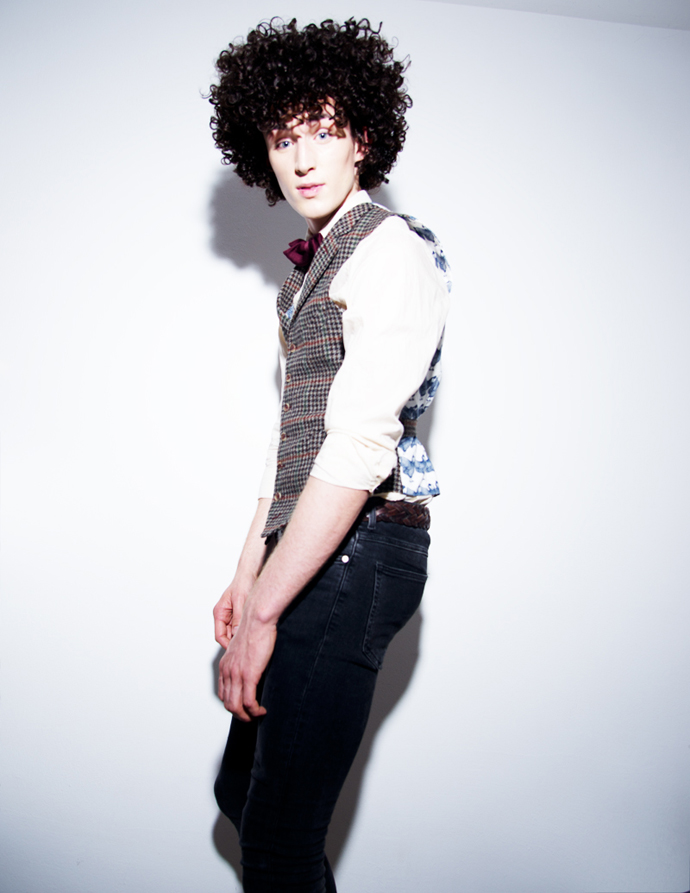 jacket and vest: Herr von Eden - bow tie: Herr von Eden - shirt: Hugo Boss - Jeans: Levi's