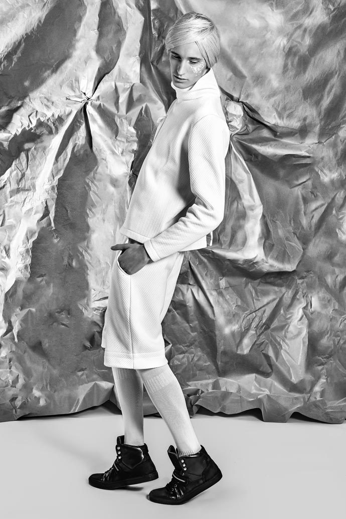 sweatshirt, pants: Nanko shoes: Kazar