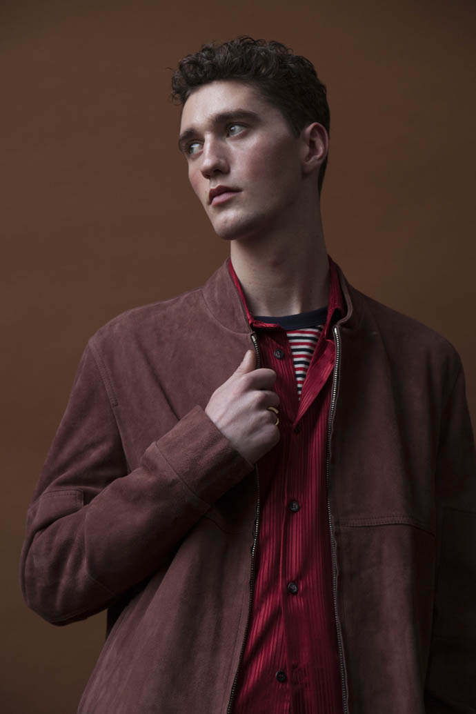 Jaket: Blood Brother, Shorts: Blood Brother, Shirt; Rokit, T-­‐‑Shirt: American Apparel, Shoes: Dr Marten