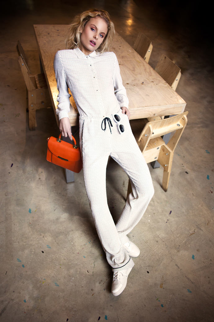 TOTAL LOOK: WOM&NOW Barcelona BAG: Carpisa by Penélope and Mónica CRUZ SHOES: G-Star RAW SUNGLASSES: Courre ges By L'Atelier Optica