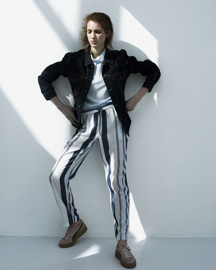 Denim jack Levi’s, transparant blouse with collar Drykorn, stripped trousers with drawstring Tommy Hilfiger, suède sneakers Fenty x Puma, silver earrings Chan Luu