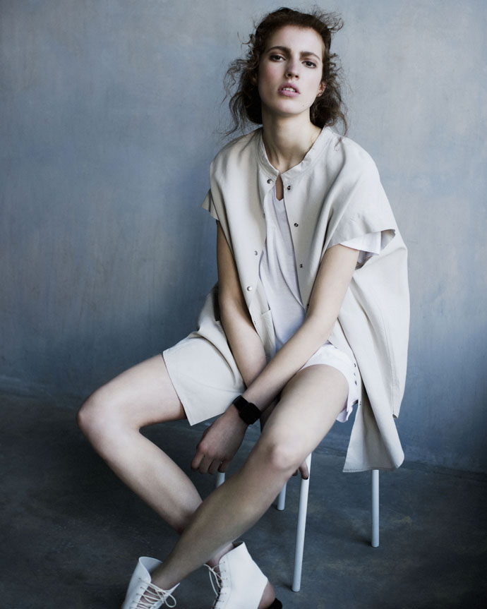 Linnen shirt Humanoid, cotton t-shirt Hanro, Leather gladiator sandals AGL, Zilver ear-rings The Boyscouts 