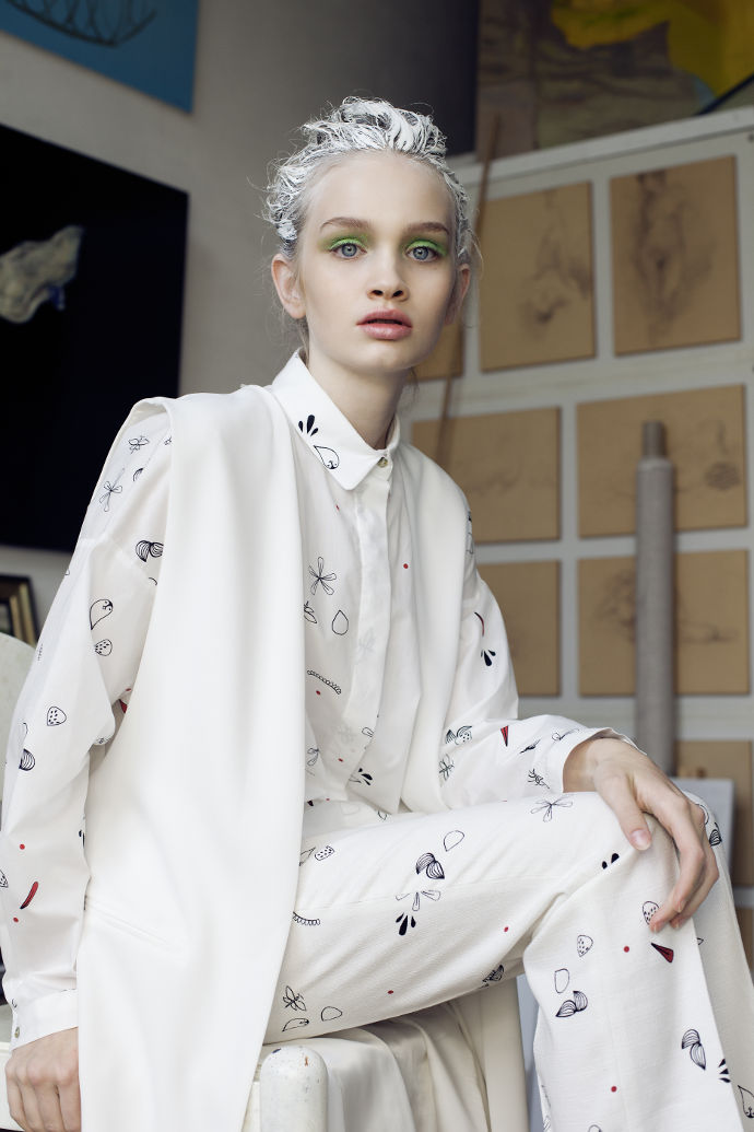 Oversized blouse with print, Zara White blazer, Mango White pants with print, Zara