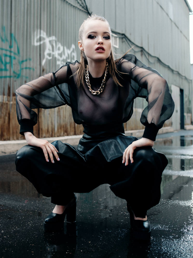 Diaphanous sweatshot: Jil Sander Leathet pants: Marni High-heeled shoes: Asos Golden necklace: H&M