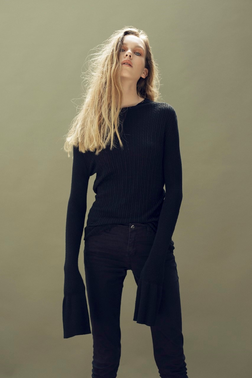 Top – ApuJan, Jeans – Model’s Own