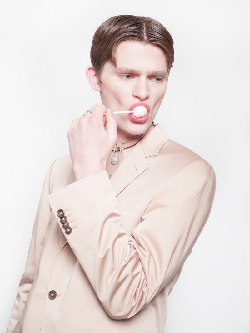 Melle: Colbert, Baldessarini, necklace with marbel medallion, Urban Outfitters, leather cord, stylist owns