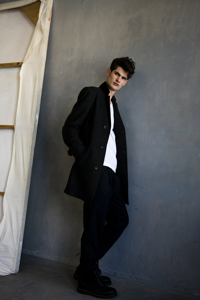 Coat DOCKERS T-shirt HUGO BOSS Trousers DRYKORN Boots DR. MARTENS