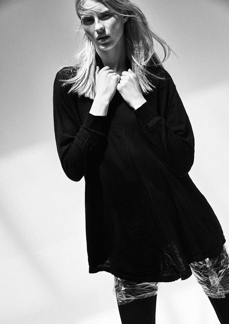 THE ROW turtleneck, COS leggings, MARTIN MARGIELA Tabi boots ARTEM-PERSO-0287 - THE ROW turtleneck, COS leggings, MARTIN MARGIELA Tabi boots 