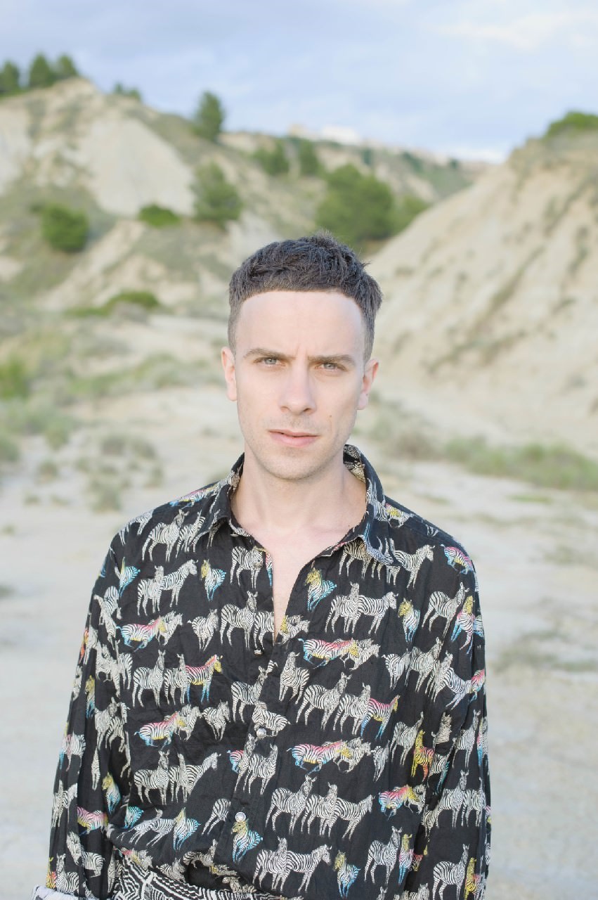 Alfredo wears: shirt Versace Vintage, trousers model’s own.