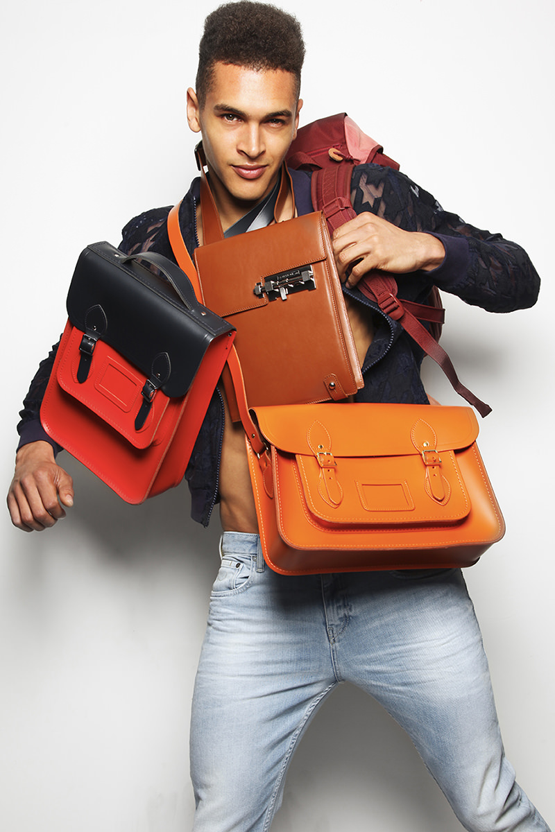 SH03_BAGGAGE CLAIM_KARL_SLATER_KALTBLUT_mini