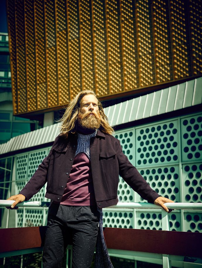 Sweatshirt > Frisur Scarftop & Jacket > Julian Zigerli Pants > Kiomi