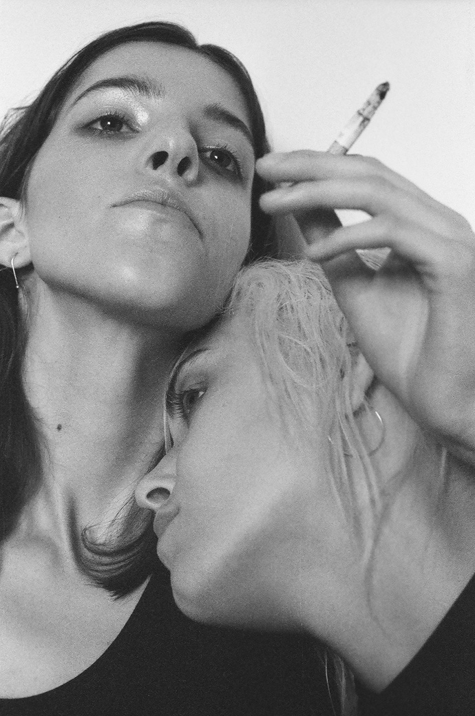 Olly t-shirt Le Brand earing Anna Ławska Vero shirt Ania Kuczyńska earings Anna Ławska 