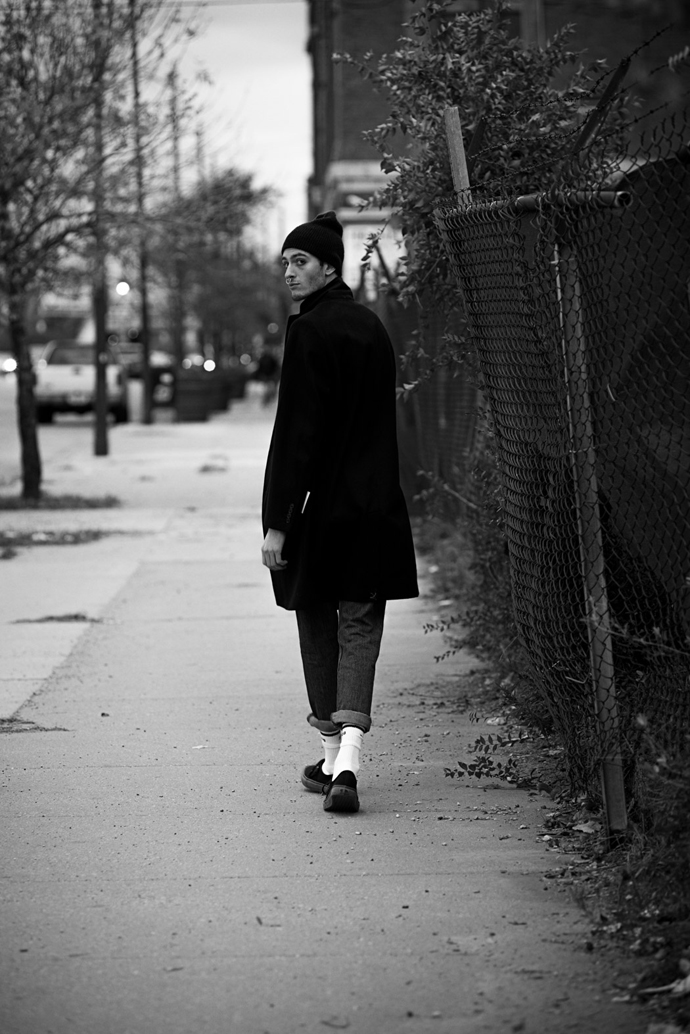 Coat-Stafford
Shirt- H&M
Jeans- Levis Vintage Hat- Model personal Socks-Izod Shoes- Vans