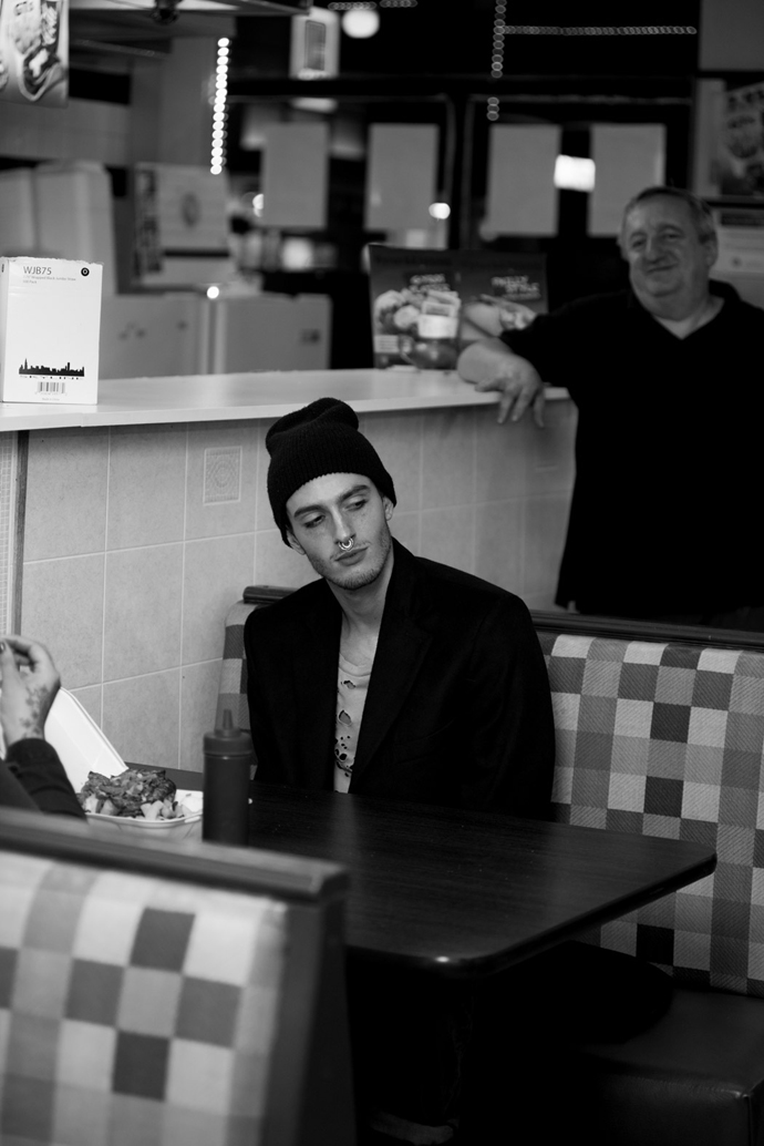 Coat-Stafford
Shirt- H&M
Jeans- Levis Vintage Hat- Model personal Socks-Izod