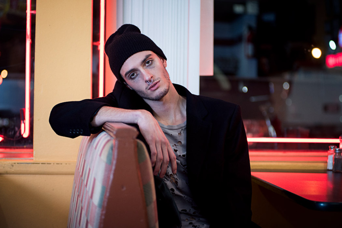 Coat-Stafford
Shirt- H&M
Jeans- Levis Vintage Hat- Model personal Socks-Izod