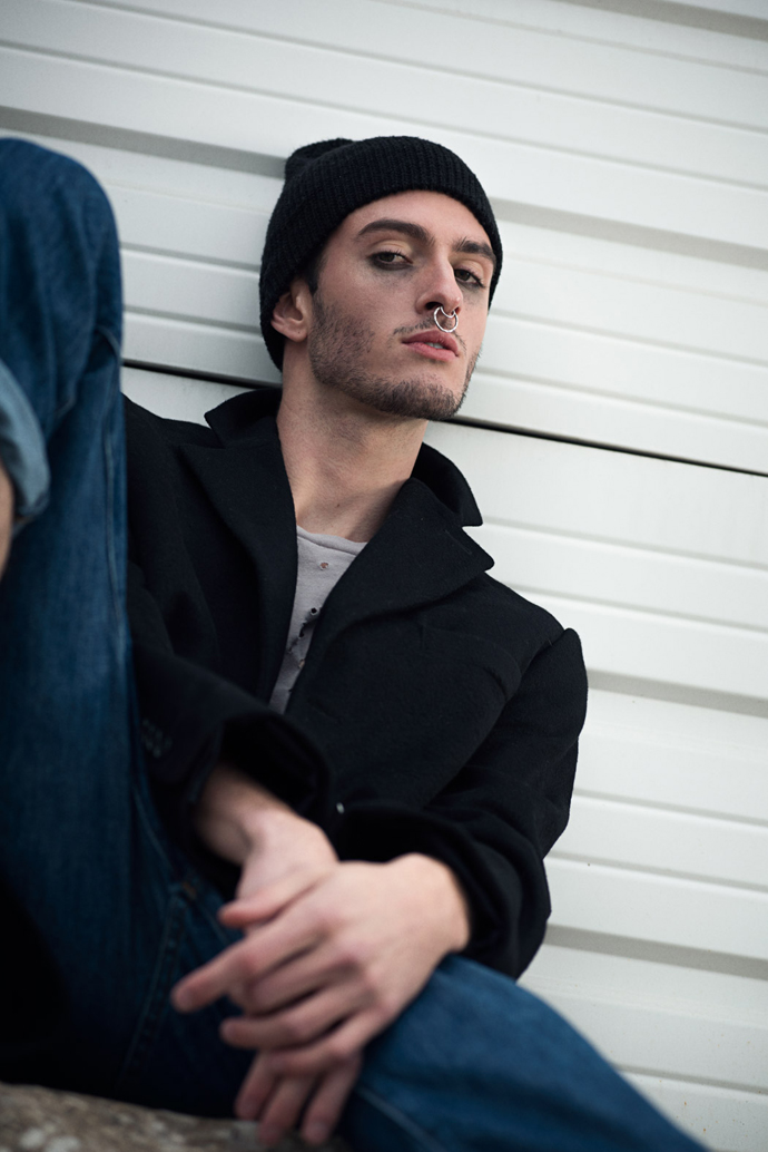 Coat-Stafford
Shirt- H&M
Jeans- Levis Vintage Hat- Model personal Socks-Izod