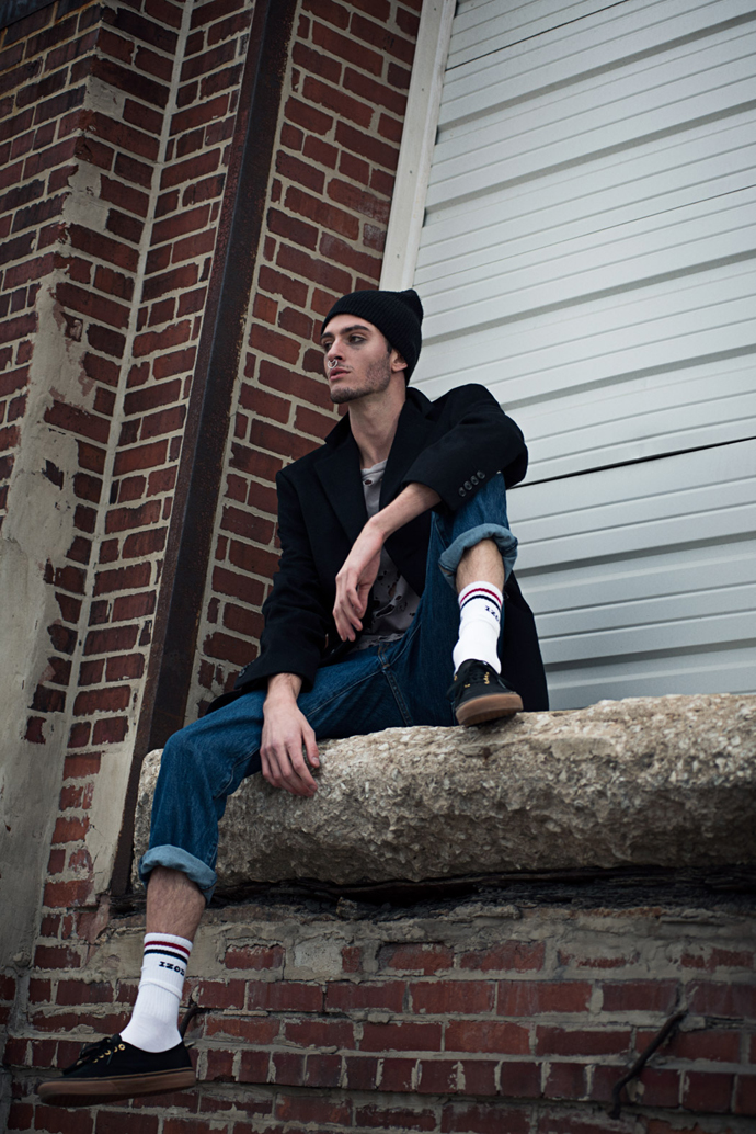 Coat-Stafford
Shirt- H&M
Jeans- Levis Vintage Hat- Model personal Socks-Izod Shoes- Vans