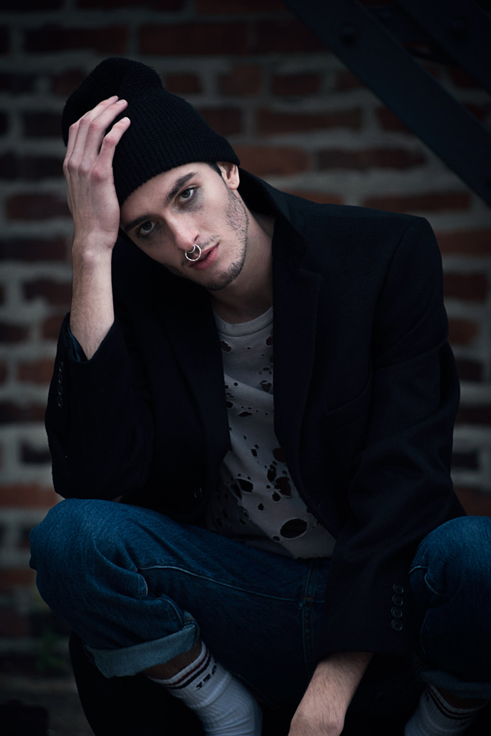 Coat-Stafford
Shirt- H&M
Jeans- Levis Vintage Hat- Model personal Socks-Izod