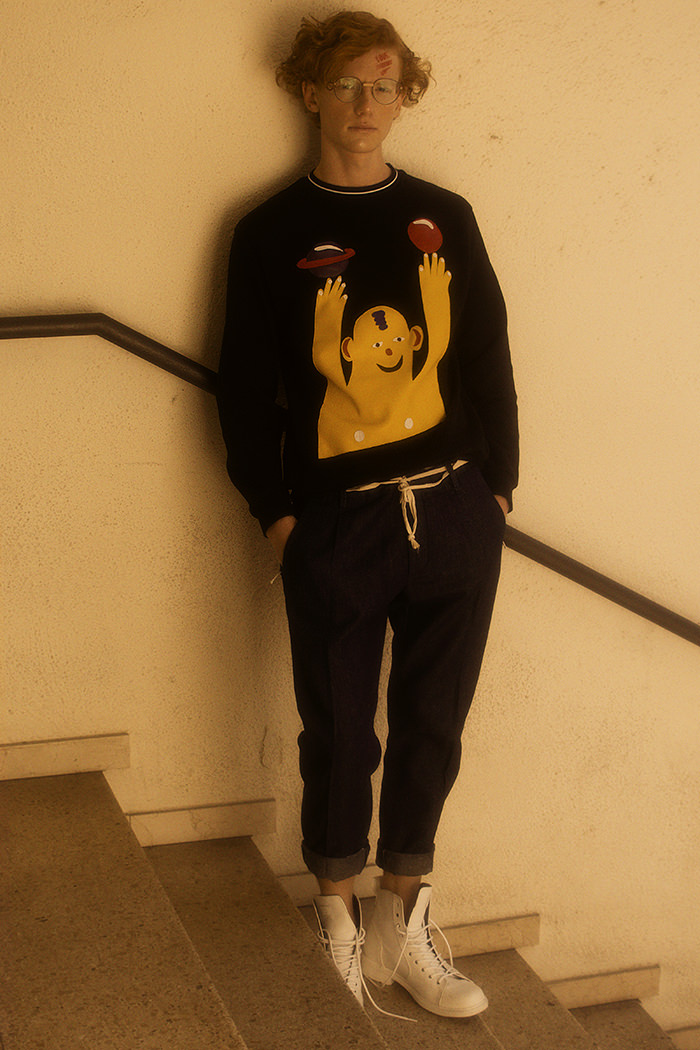 Sweatshirt – Krizia Robustella / Jean – Nine in the morning / Shoes – G-Star / Glasses – Ray-ban.