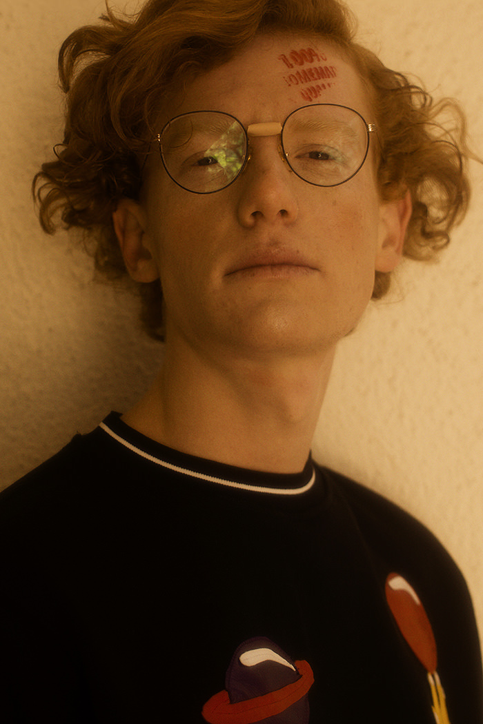 Sweatshirt – Krizia Robustella / Jean – Nine in the morning / Shoes – G-Star / Glasses – Ray-ban.