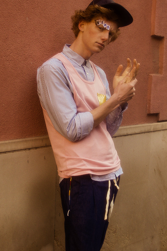 Shirt – Springfield / T-shirt – Top Man / Jean – Nine in the morning / Hat – C&A.