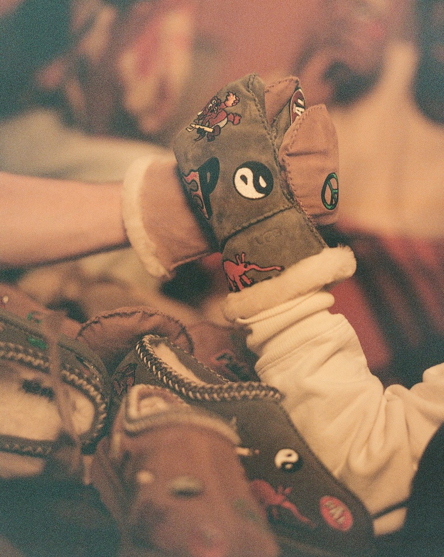 PALACE UGG コラボSHEEPSKIN MITTEN 手袋 L／XL L/XL) palace ugg sheepskin mitten Chestnut | eBay